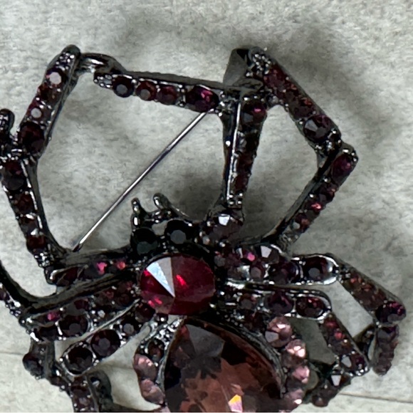 Rhinestone spider pin, brooch, spooky Halloween cool - Picture 5 of 8